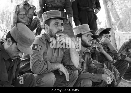 Afghanische Nationalpolizei nehmen Unterricht in Sicherheit von ein Soldat der britischen Armee Stockfoto