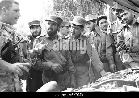 Afghanische Nationalpolizei nehmen Unterricht in Fahrzeug Suche Techniken aus einer britischen Armee NCO Stockfoto