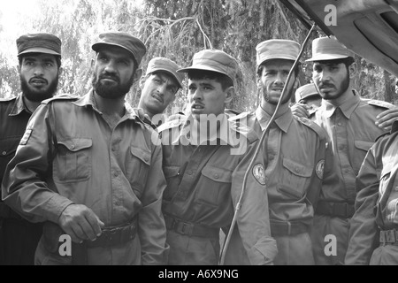 Afghanische Nationalpolizei nehmen Unterricht in Fahrzeug Suche Techniken aus einer britischen Armee NCO Stockfoto