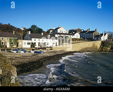 MOELFRE ISLE OF ANGLESEY Wales UK Januar mit Blick über den kleinen Kieselstrand von dieser malerischen, alten Fischerdorf populäre Walisische Badeort Stockfoto