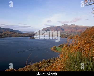 Derwentwater LAKE Distrikt CUMBRIA UK November schaut auf Keswick von einem Aussichtspunkt hoch über Derwentwater Stockfoto