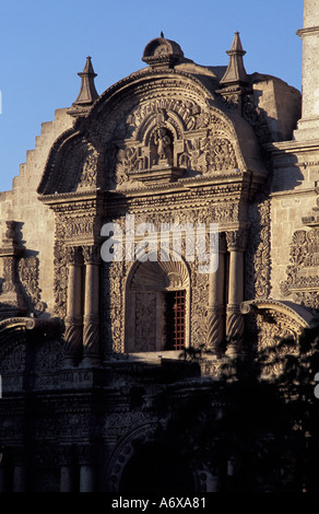 Reich verzierte Fassade La Compana Arequipa Peru Seite Portal Beispiel für den floralen Mestizo-Stil Stockfoto