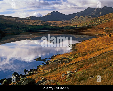 CAPEL CURIG CONWY IN WALES UK Dezember Snowdon von Llynnau Mymbyr in frühen Morgenlicht Snowdonia National Park Stockfoto