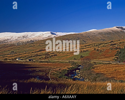 OGWEN VALLEY CONWY NORTH WALES UK Dezember mit Blick über das Tal in Richtung des schneebedeckten Pen Yr Ole Wen Eryri Snowdonia National Park Stockfoto