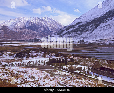 KINTAIL schottischen HIGHLANDS UK Februar hebt Duich Burial Ground mit c1050 alte Kirche von Kintail Stockfoto
