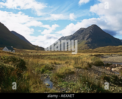 GLENCOE schottischen HIGHLANDS UK Oktober Blick über das Tal mit Lagangarbh Ferienhaus in einer schönen Lage Stockfoto