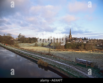 BREWOOD STAFFORDSHIRE UK Dezember Blick über Shropshire Union Canal in Richtung Brewood Dorf Stockfoto