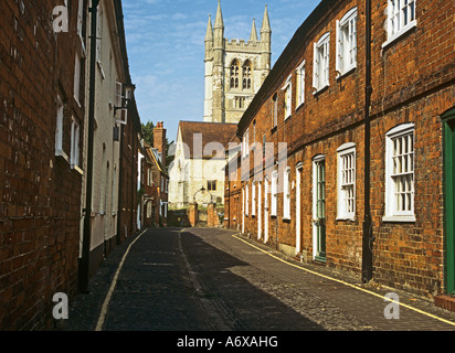 FARNHAM SURREY UK August Suche entlang der unteren mittleren Spur Richtung St Andrew Church in dieser historischen Stadt Stockfoto