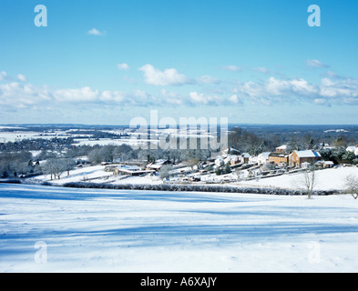 WARREN KREUZ SURREY England UK Januar Blick über die verschneite Dorf in Hampshire an einem kalten Wintertag Stockfoto