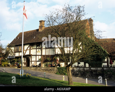 CHIDDINGFOLD SURREY UK April 14 thc Crown Inn eines der ältesten Gasthäuser in Surrey Stockfoto