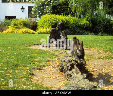 GUILDFORD SURREY UK Juni die Statue von Alice im Wunderland und das weiße Kaninchen in eine kleine Rasenfläche Stockfoto