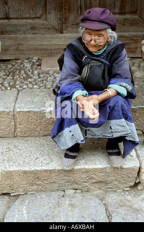 Naxi Trägerin ethnische Kleidung, Provinz Yunnan, Süd-West-China. Stockfoto