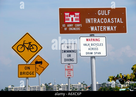 Ein Durcheinander von Verkehrszeichen auf der Strecke von den intercoastal Waterway an der Westküste von Florida in der Nähe von St. Pete Beach FL Stockfoto