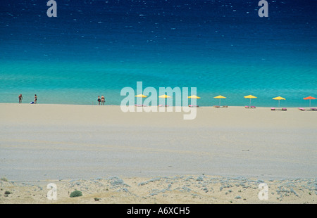 Horizontale Linie an farbigen Sonnenschirmen am weißen Sandstrand Stockfoto