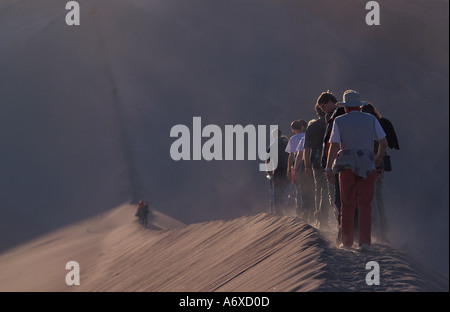 Fuß entlang Grat Sanddüne zu einem Blick auf den Sonnenuntergang von einem Gebiet, bekannt als der Atacama-Wüste Chiles Anfiteatro Valle de Luna Stockfoto