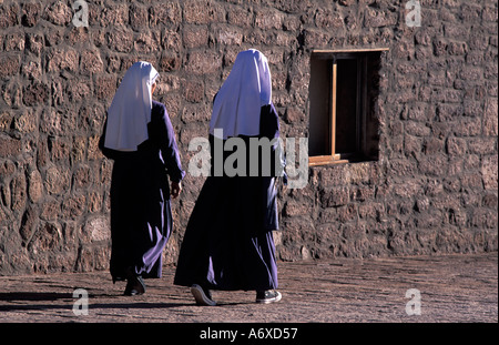 Nonnen in religiösen Gewänder, die Rückkehr aus der Kirche zu Nonnenkloster Toconao Stadt nördlich von San Pedro de Atacama N-Chile Stockfoto