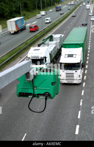 Verkehrskameras auf Autobahnbrücke auf M62 mit Durchgangsverkehr im Hintergrund Stockfoto