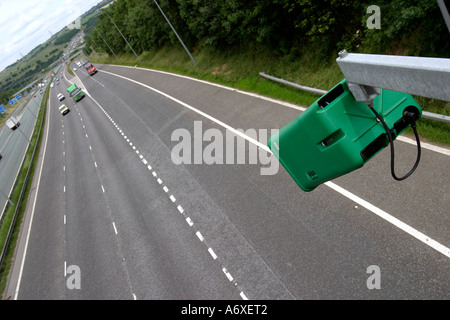 Verkehrskameras auf Autobahnbrücke auf M62 mit Durchgangsverkehr im Hintergrund Stockfoto