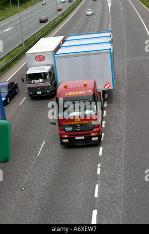 LKW-Verkehr auf M62 nahe Kreuzung mit M606 Stockfoto