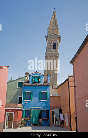 Burano mit schiefen Kirchturm. Venedig Stockfoto