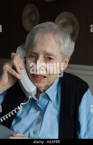 Aktiv 90 Jahre alte Frau hält Kontakt mit Familie und Freunden per Telefon Stockfoto
