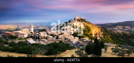 Rocca Maggiore und Assisi angesehen im Morgengrauen Umbrien Italien Stockfoto