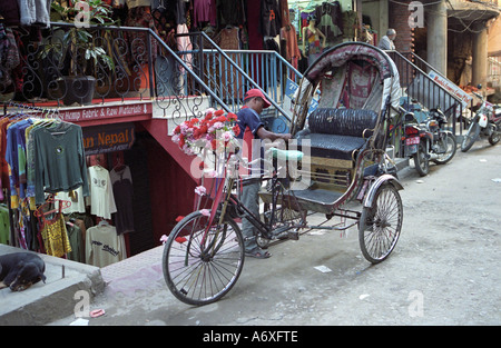 Drei Rädern Fahrradrikschas sind häufig in Thamel Kathmandu-Nepal Stockfoto