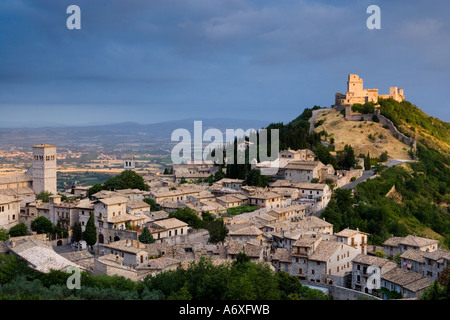 Rocca Maggiore im Morgenlicht Assisi Umbrien Italien Stockfoto