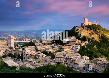 Rocca Maggiore im Morgenlicht Assisi Umbrien Italien Stockfoto