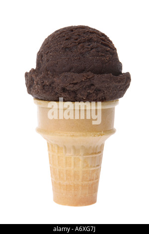 Schokoladen-Eiscreme-Kegel Ausschneiden auf weißem Hintergrund Stockfoto
