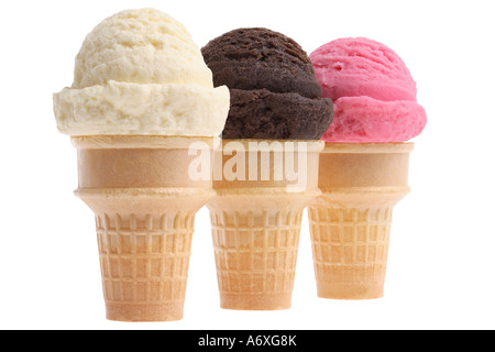 Vanille, Schokolade und Erdbeer-Eiscreme-Kegel Ausschneiden auf weißem Hintergrund Stockfoto
