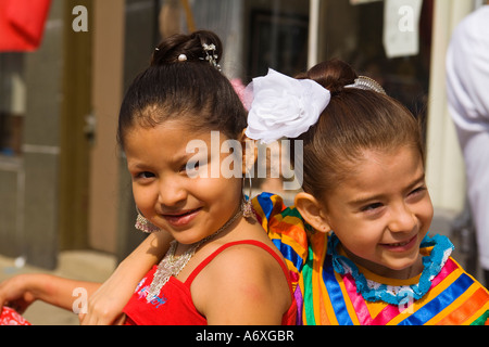 ILLINOIS-Chicago-zwei junge Mädchen, gekleidet in traditionellen Kostümen für mexikanische Independence Day Parade in Pilsen Nachbarschaft Stockfoto