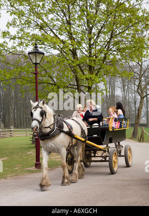 Menschen auf einem Pferd gezogenen Wagen Tour St Fagans nationales Geschichte Museum Wales UK Stockfoto