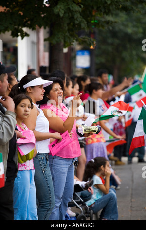 ILLINOIS-Chicago-Menschen sehen mexikanische Independence Day Parade in Pilsen Nachbarschaft Flaggen halten Stockfoto