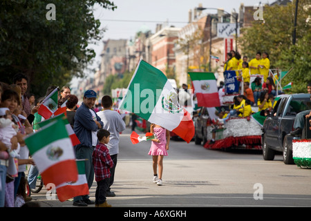 ILLINOIS-Chicago-Menschen beobachten mexikanischen Independence Day Parade in Pilsen Nachbarschaft halten Flaggen dekoriert Schwimmer in der Straße Stockfoto