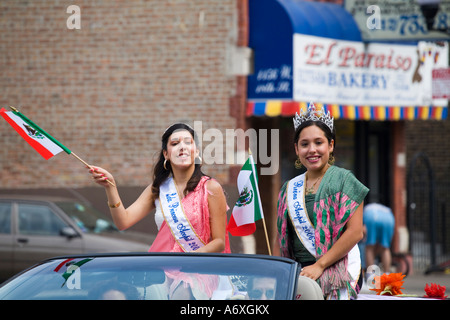ILLINOIS-Chicago-zwei Girls Reiten Cabrio mexikanischen Independence Day-Parade in Pilsen Nachbarschaft halten mexikanische Flaggen Stockfoto