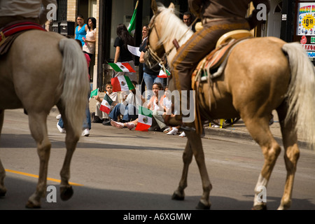 ILLINOIS-Chicago-Kinder sehen Sie mexikanische Independence Day Parade in Pilsen Nachbarschaft Pferde vorbeigehen Stockfoto