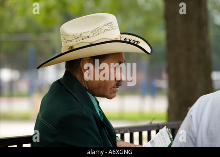 ILLINOIS-Chicago-mexikanische Mann Erwachsenen Cowboy Strohhut Blick zur Seite Pilsen Nachbarschaft Stockfoto