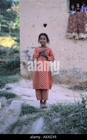 Barfuß nepalesische Mädchen und Kinder beobachten hinter ihr im Kathmandu-Tal Nepal Stockfoto