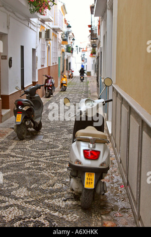 Moped parkt in spanischen sidestreet Stockfoto