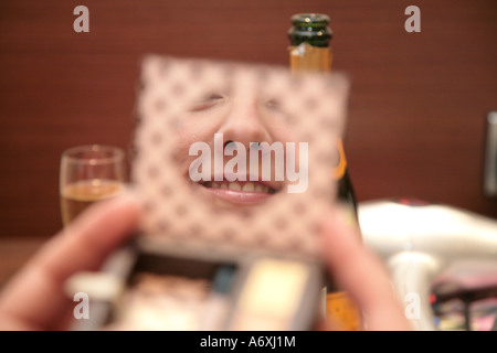 Braut, die immer bereit im Hotelzimmer Stockfoto