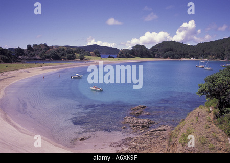 Neuseeland, Bucht der Inseln flach halbmondförmige Bucht mit Booten, kristallklarem Wasser Stockfoto