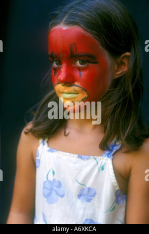 Kleines Mädchen 7 Jahre alt mit bemaltem Gesicht Stockfoto