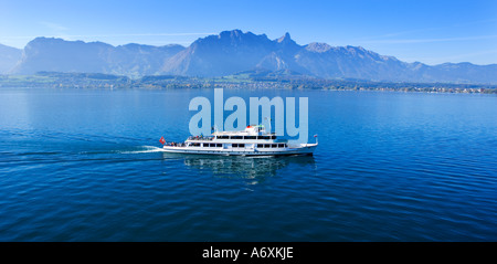 Schweiz Berner Oberland Touristenboot auf Thunersee Schweizer Alpen hinter Stockfoto