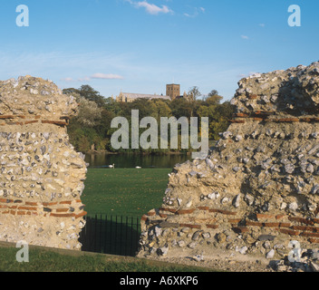 St Albans Cathedral gesehen durch eine Lücke in der alten Roman Wall über dem Fluss Ver und Mann gemacht See Hertfordshire Stockfoto