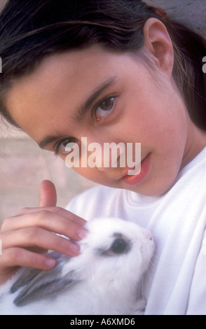 Kleines Mädchen spielt mit ihren Kaninchen Stockfoto