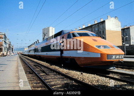 Lokführer an Bord des französischen TGV-Hochgeschwindigkeitszüge im original Orange, Grau und Weiß Lackierung in Toulon Bahnhof, Süden von Frankreich Stockfoto