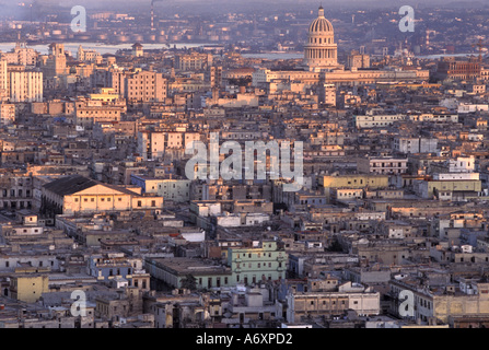Kuba, Havanna, Stadtbild in der Abenddämmerung. Stockfoto