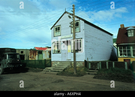 Falkland Store im April 1983, ein Jahr nach dem Falklands Krieg, Militärfahrzeug in John Street, Stanley, Falkland Islands, Südatlantik geparkt Stockfoto