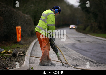 Straßenarbeiter umgraben Asphalt Stockfoto